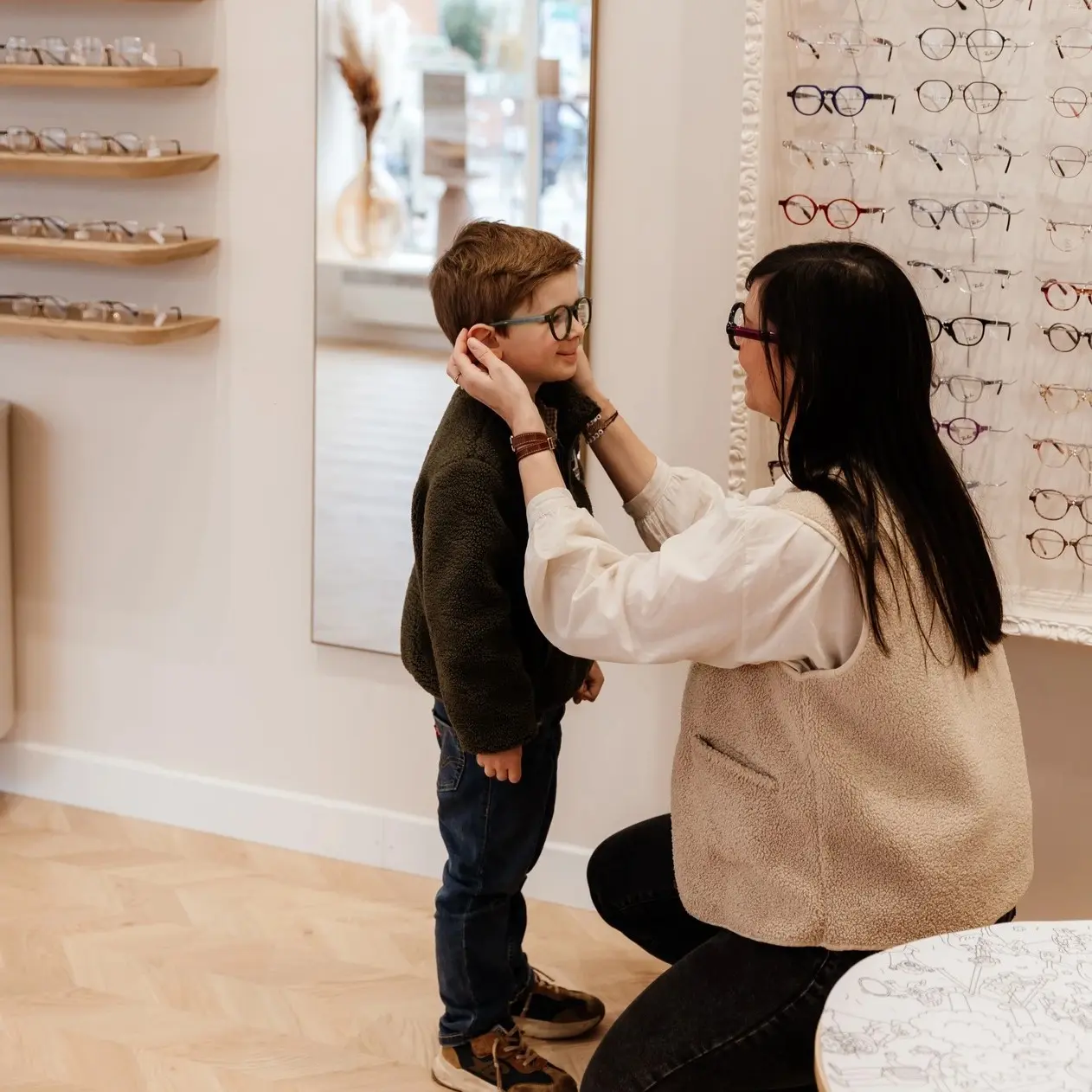 un enfant qui teste des lunette à la boutique Optique Saint Maur à Lille