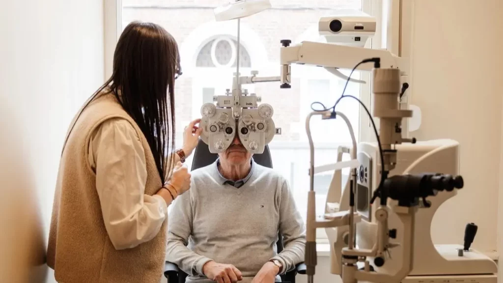 Examen de vue gratuit réalisé en boutique chez Optique Saint-Maur sur lille – contrôle visuel et accompagnement personnalisé en magasin