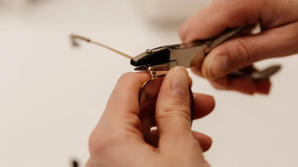 Réglage et réparation de lunettes chez Optique Saint-Maur à Lille – ajustement de monture et entretien réalisés par un opticien en boutique